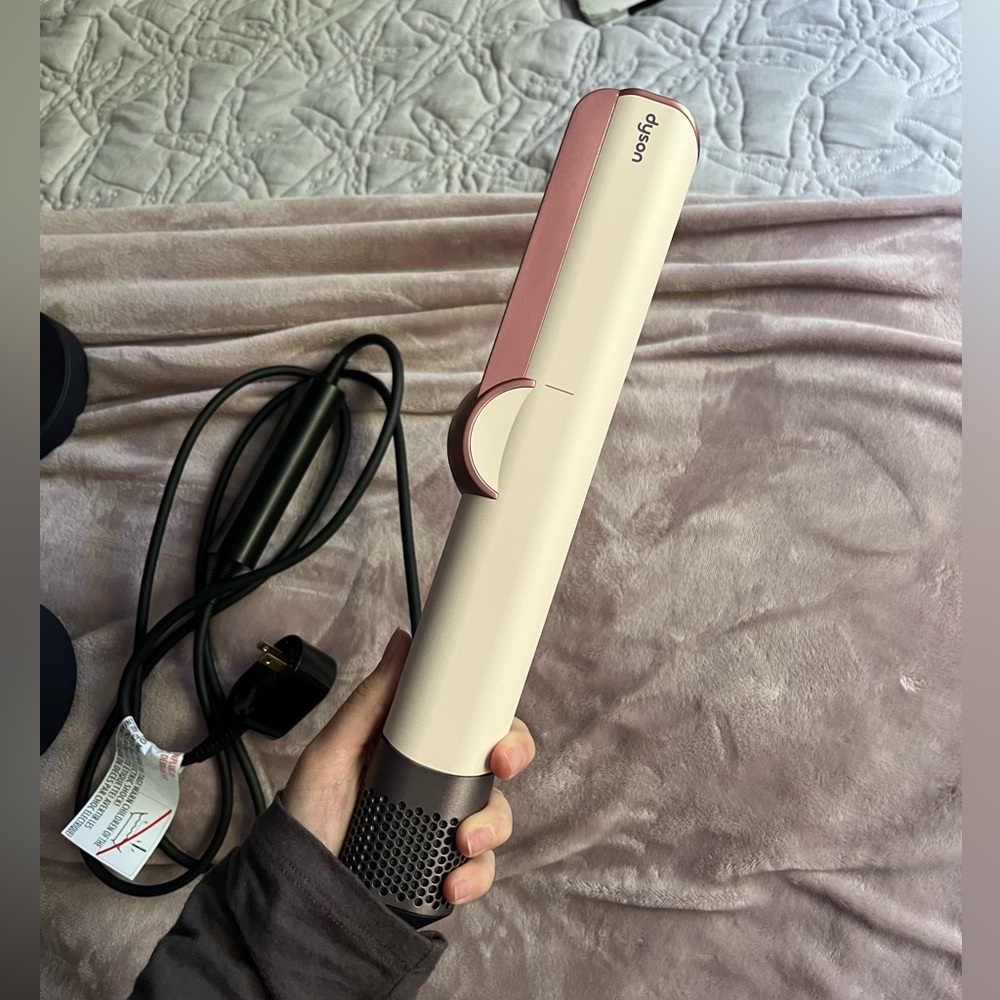 Dyson airstrait with presentation case - amazing condition, used only 5 times